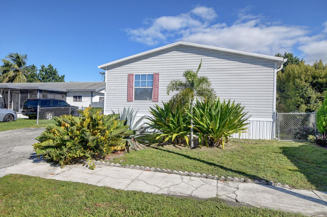 Active With Contract: $2,200 (3 beds, 2 baths, 1152 Square Feet)