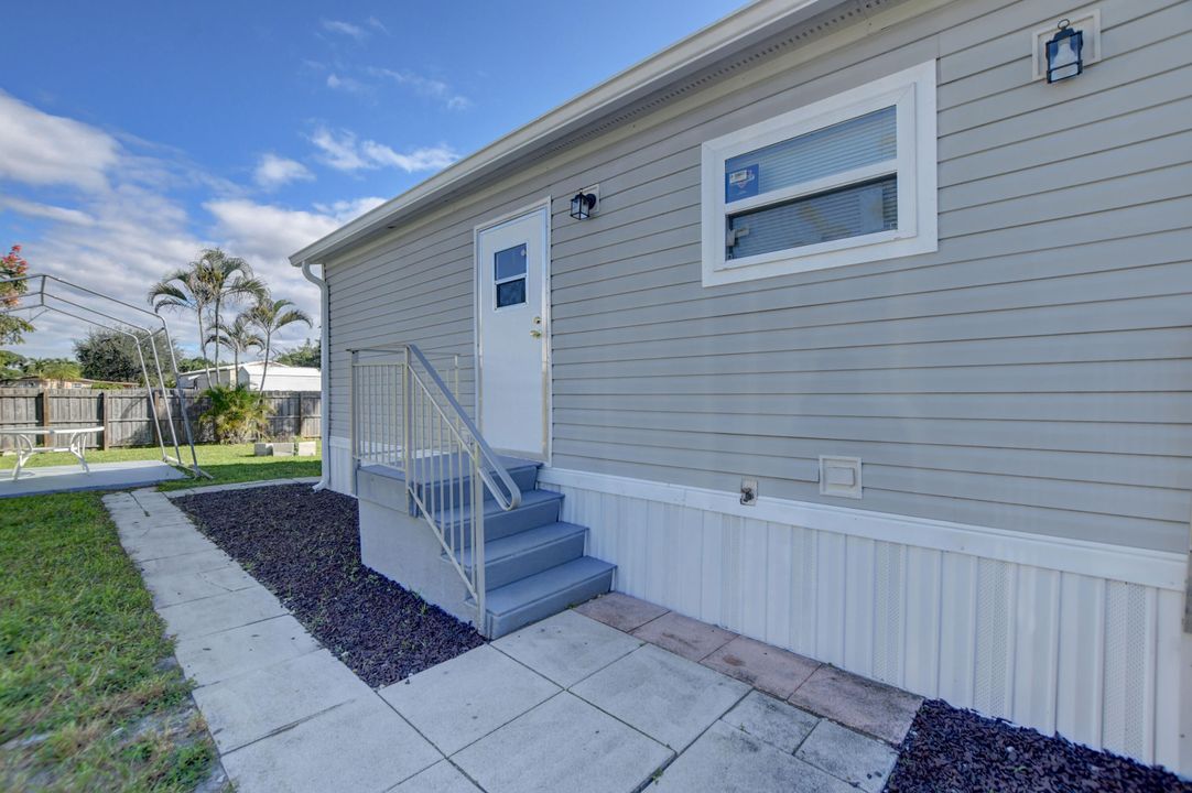 Active With Contract: $2,200 (3 beds, 2 baths, 1152 Square Feet)