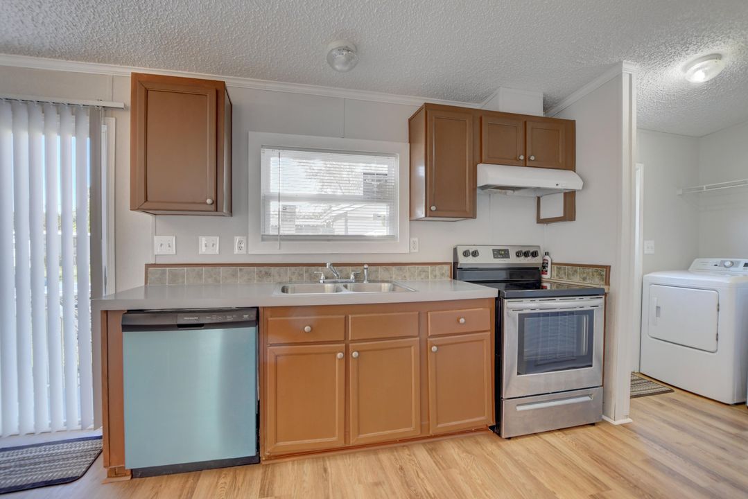 Active With Contract: $2,200 (3 beds, 2 baths, 1152 Square Feet)