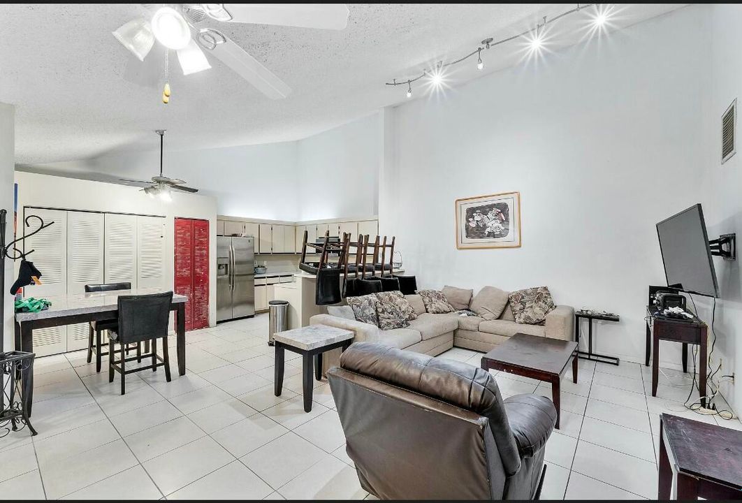 For Sale: $255,000 (2 beds, 2 baths, 1168 Square Feet)