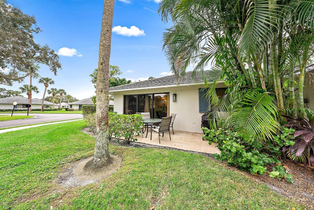 For Sale: $495,000 (2 beds, 2 baths, 1135 Square Feet)