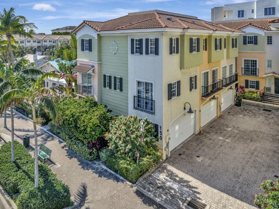 For Sale: $1,050,000 (3 beds, 3 baths, 1985 Square Feet)