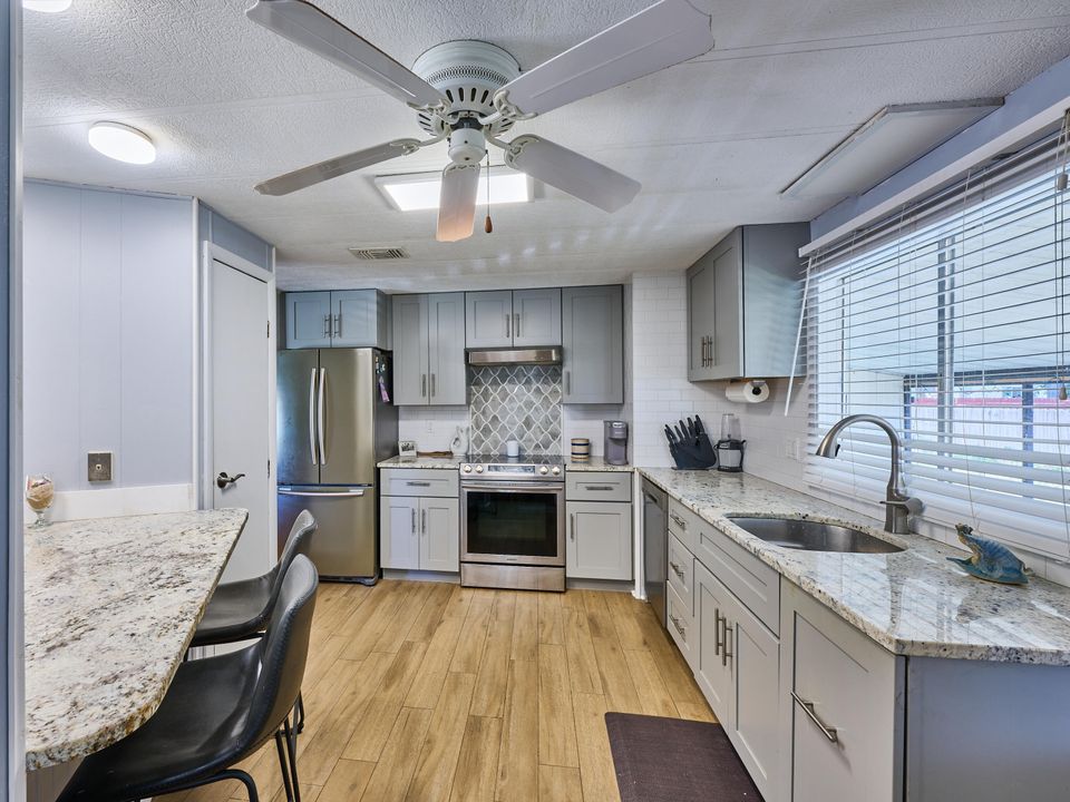 For Sale: $224,900 (2 beds, 2 baths, 960 Square Feet)