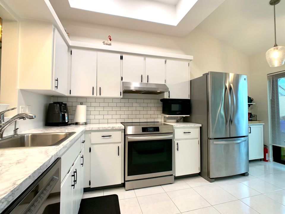 For Sale: $375,000 (2 beds, 2 baths, 1204 Square Feet)