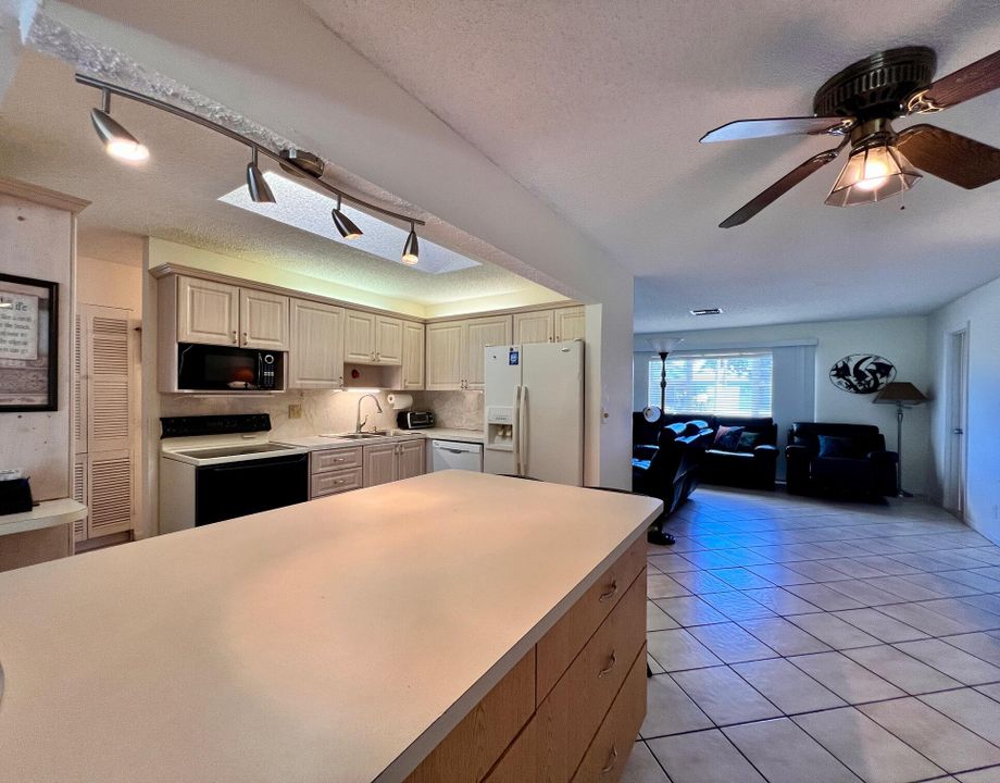 For Sale: $315,000 (2 beds, 2 baths, 1525 Square Feet)