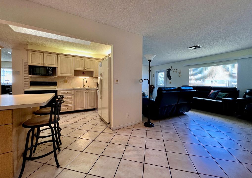 For Sale: $315,000 (2 beds, 2 baths, 1525 Square Feet)