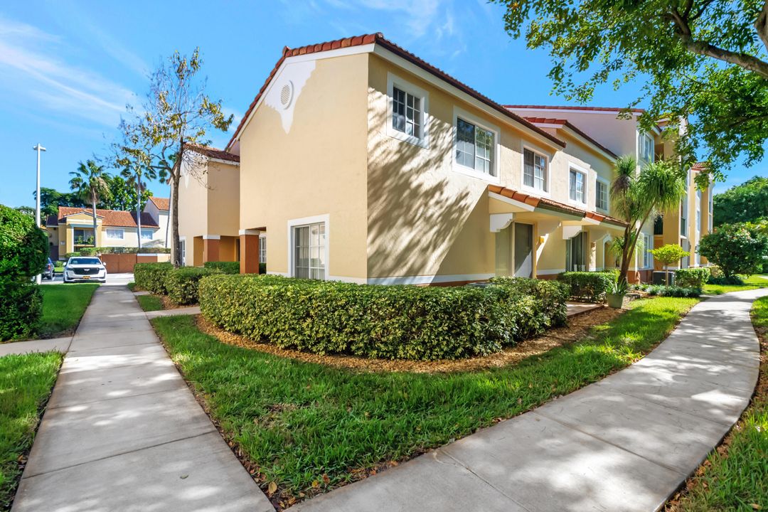 For Sale: $369,000 (3 beds, 2 baths, 1296 Square Feet)