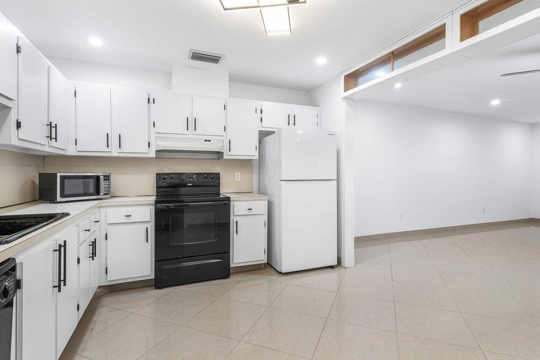 For Sale: $289,900 (2 beds, 2 baths, 1243 Square Feet)