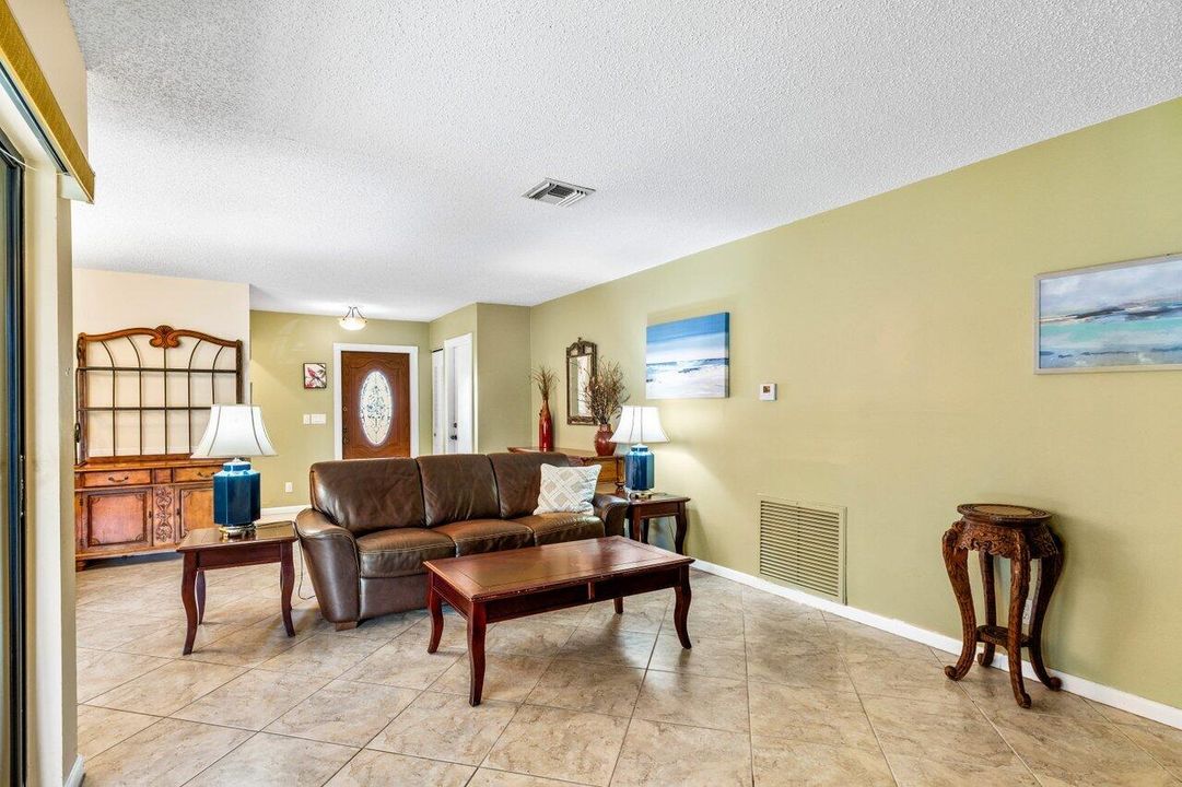 For Sale: $275,000 (2 beds, 2 baths, 1188 Square Feet)