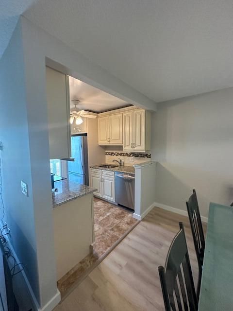 For Sale: $254,900 (2 beds, 1 baths, 880 Square Feet)