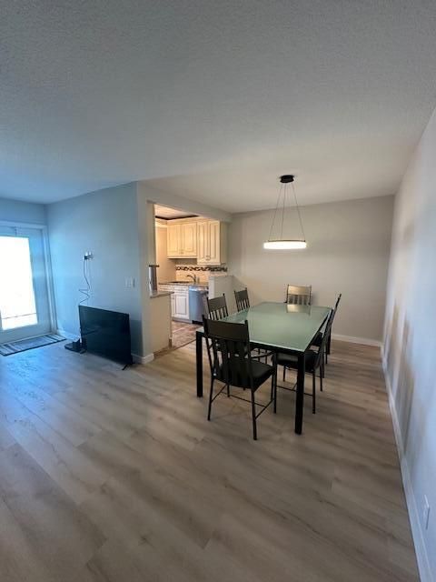 For Sale: $254,900 (2 beds, 1 baths, 880 Square Feet)