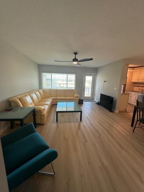 For Sale: $254,900 (2 beds, 1 baths, 880 Square Feet)