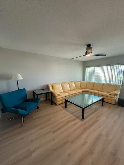 For Sale: $254,900 (2 beds, 1 baths, 880 Square Feet)