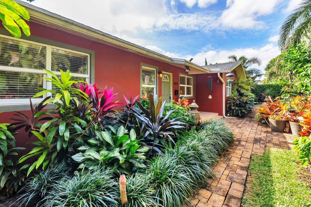 For Sale: $1,295,000 (3 beds, 2 baths, 1790 Square Feet)