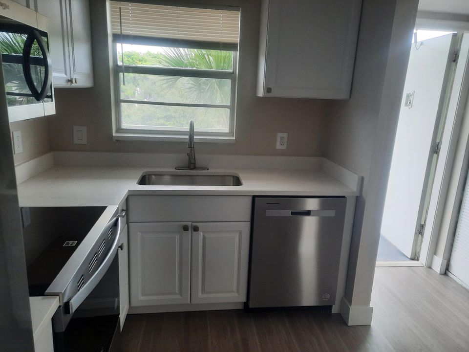 For Sale: $206,000 (2 beds, 2 baths, 890 Square Feet)