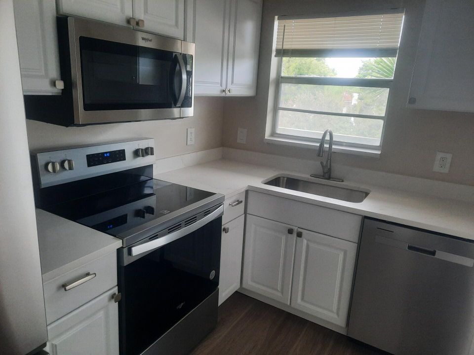 For Sale: $206,000 (2 beds, 2 baths, 890 Square Feet)