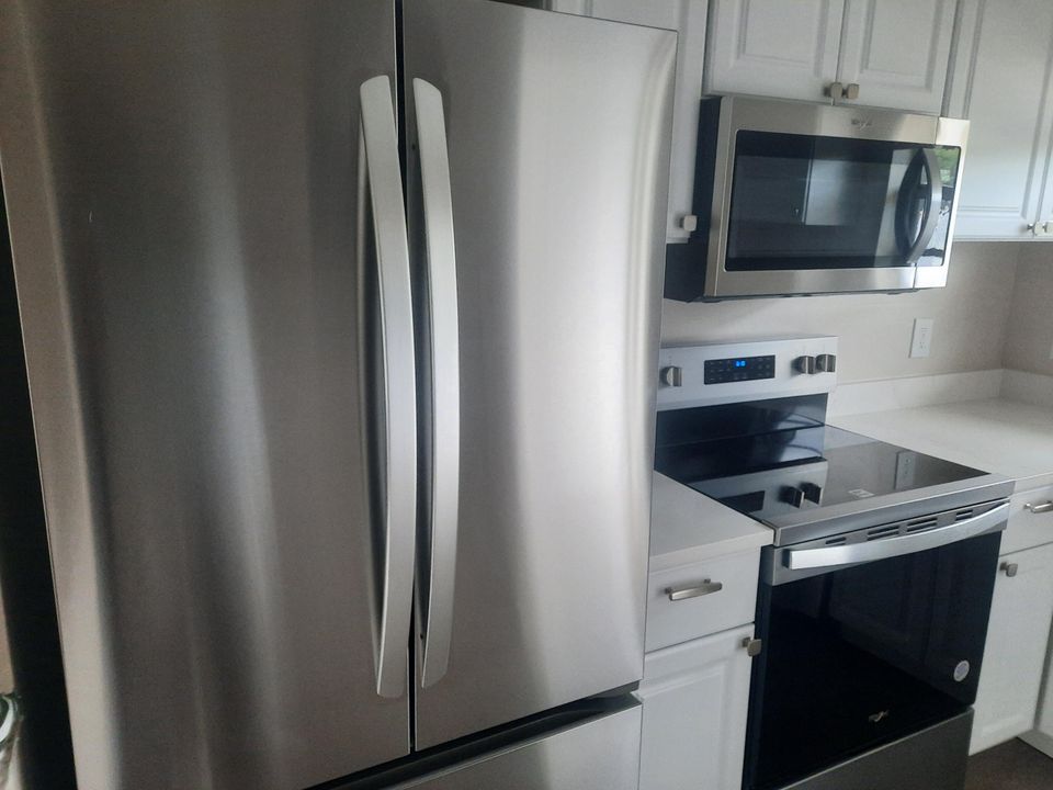 For Sale: $206,000 (2 beds, 2 baths, 890 Square Feet)