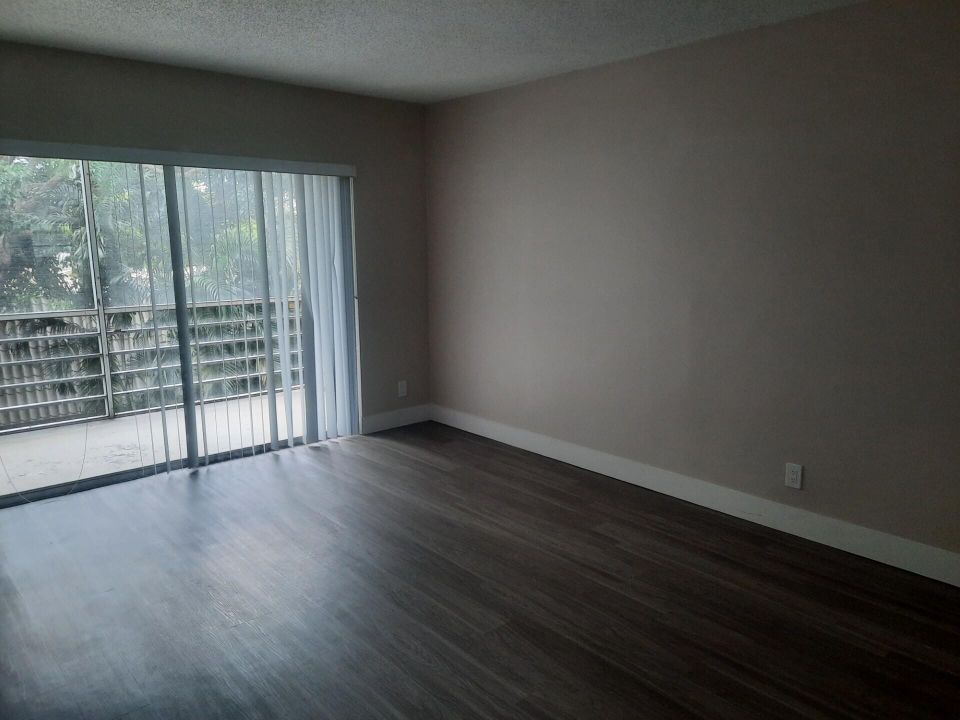 For Sale: $206,000 (2 beds, 2 baths, 890 Square Feet)