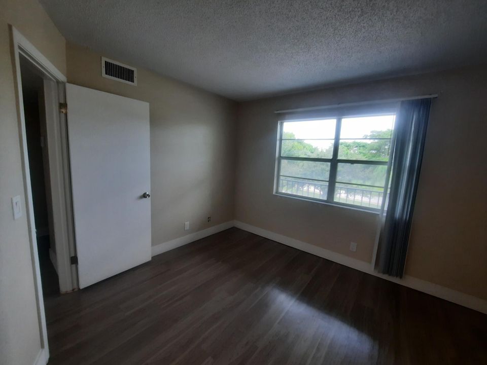 For Sale: $206,000 (2 beds, 2 baths, 890 Square Feet)