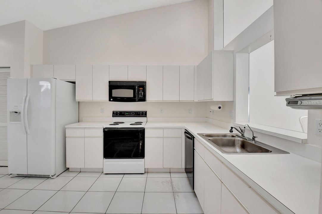 For Sale: $320,000 (2 beds, 2 baths, 1722 Square Feet)