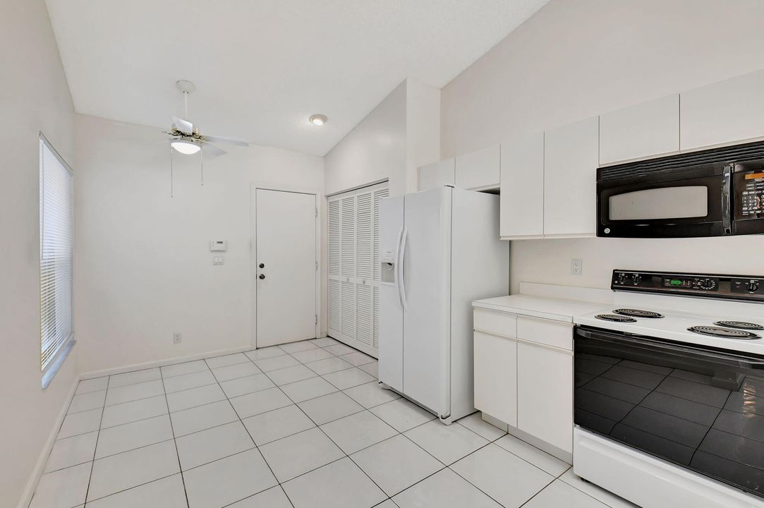 For Sale: $320,000 (2 beds, 2 baths, 1722 Square Feet)