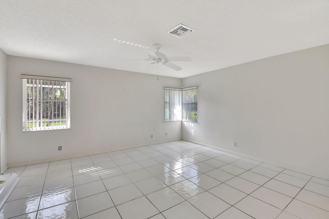 For Sale: $320,000 (2 beds, 2 baths, 1722 Square Feet)