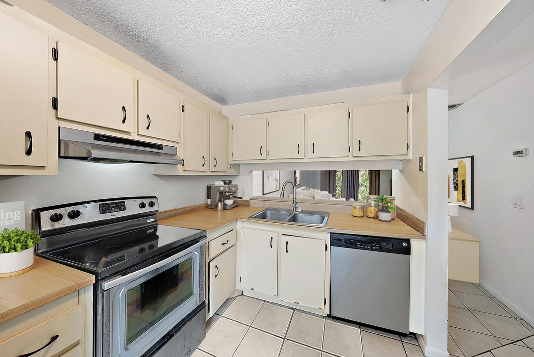 For Sale: $319,000 (2 beds, 2 baths, 1049 Square Feet)