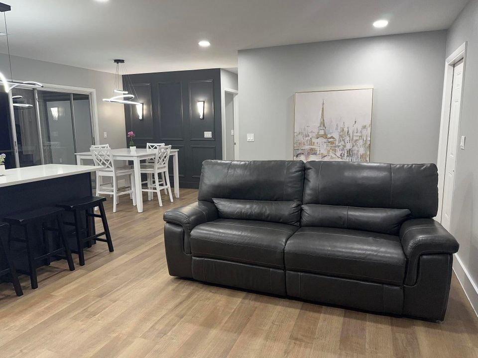 For Sale: $299,000 (2 beds, 2 baths, 905 Square Feet)