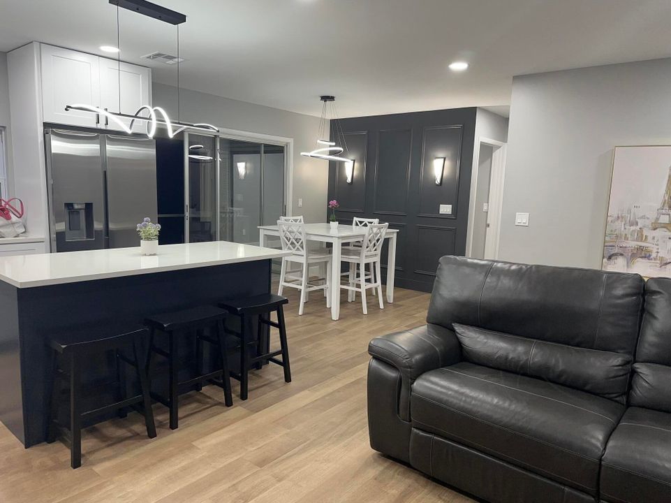 For Sale: $299,000 (2 beds, 2 baths, 905 Square Feet)