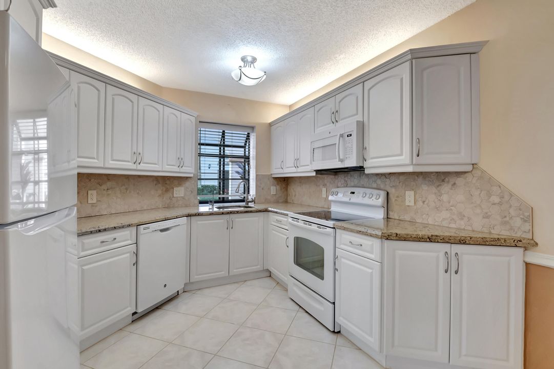 For Sale: $255,000 (3 beds, 2 baths, 1578 Square Feet)