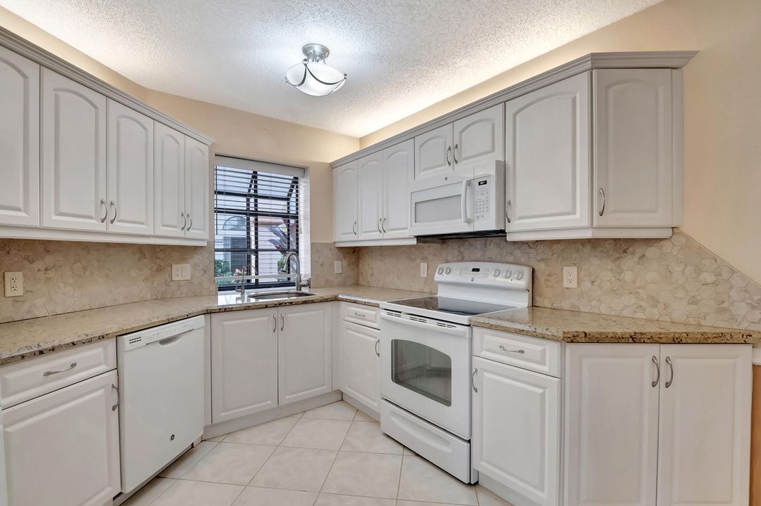 For Sale: $255,000 (3 beds, 2 baths, 1578 Square Feet)