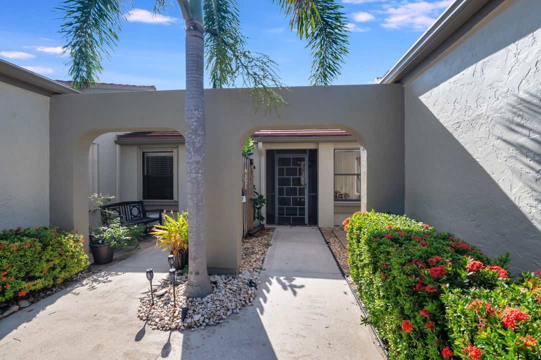 For Sale: $279,900 (2 beds, 2 baths, 1296 Square Feet)