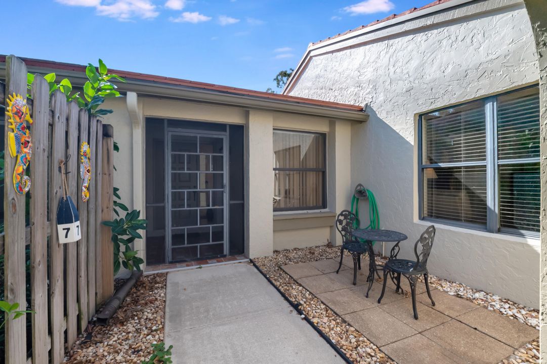 For Sale: $279,900 (2 beds, 2 baths, 1296 Square Feet)