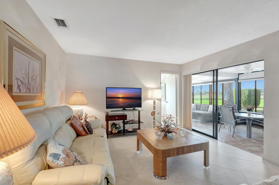 For Sale: $279,900 (2 beds, 2 baths, 1296 Square Feet)