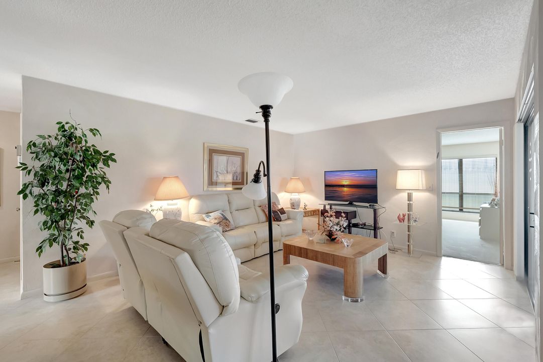 For Sale: $279,900 (2 beds, 2 baths, 1296 Square Feet)