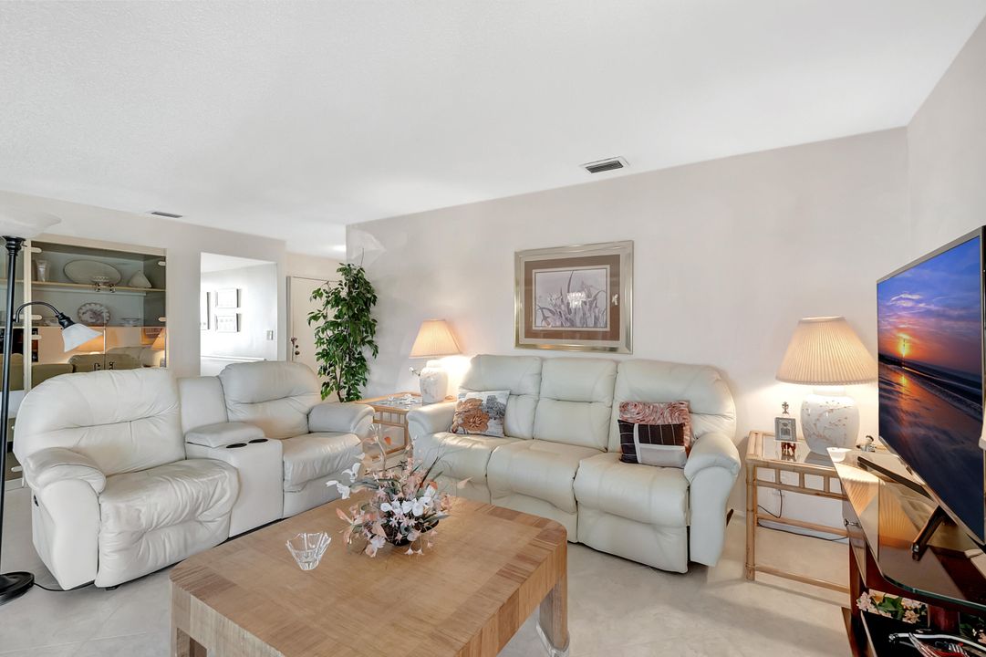 For Sale: $279,900 (2 beds, 2 baths, 1296 Square Feet)