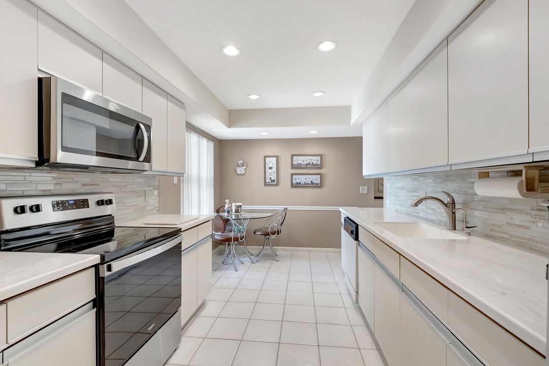 For Sale: $279,900 (2 beds, 2 baths, 1296 Square Feet)