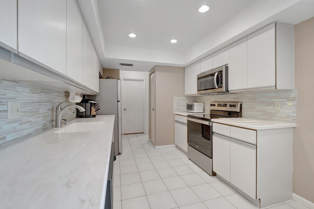 For Sale: $279,900 (2 beds, 2 baths, 1296 Square Feet)