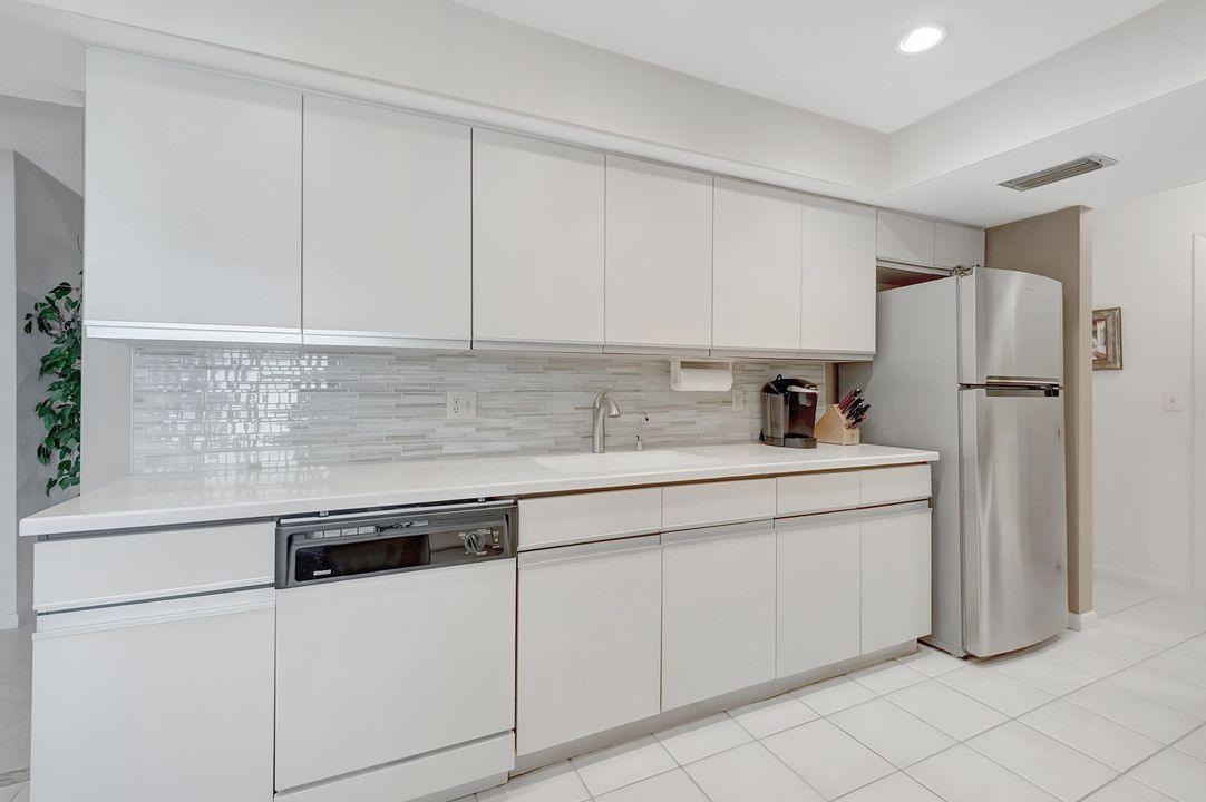 For Sale: $279,900 (2 beds, 2 baths, 1296 Square Feet)