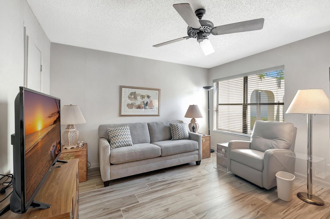 For Sale: $279,900 (2 beds, 2 baths, 1296 Square Feet)