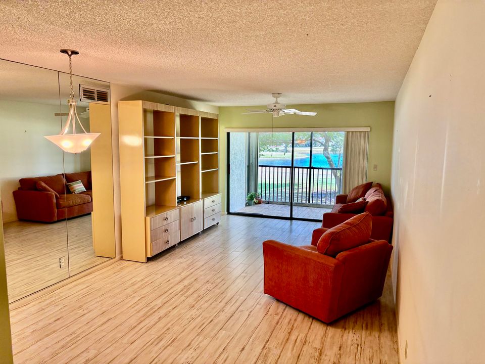 For Sale: $239,000 (2 beds, 2 baths, 1000 Square Feet)