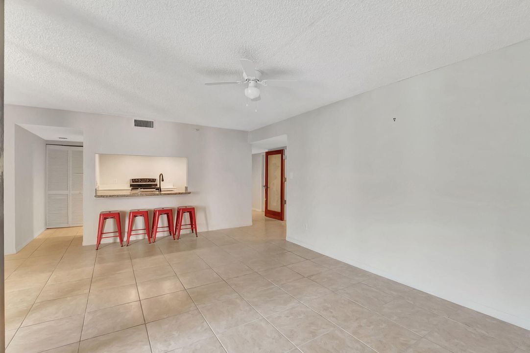 For Sale: $379,000 (2 beds, 2 baths, 1160 Square Feet)