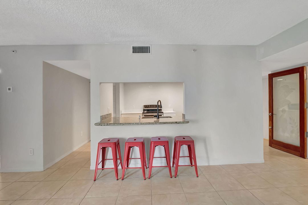 For Sale: $379,000 (2 beds, 2 baths, 1160 Square Feet)