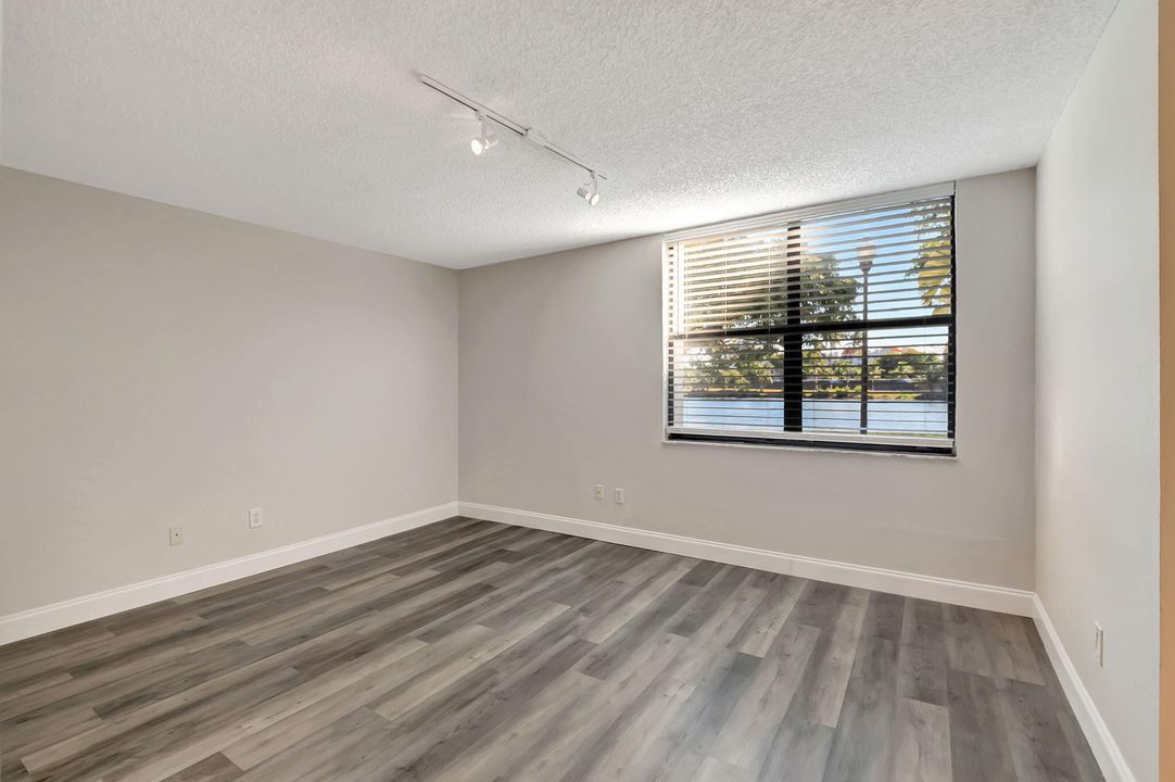 For Sale: $379,000 (2 beds, 2 baths, 1160 Square Feet)