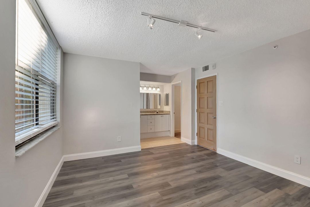 For Sale: $379,000 (2 beds, 2 baths, 1160 Square Feet)