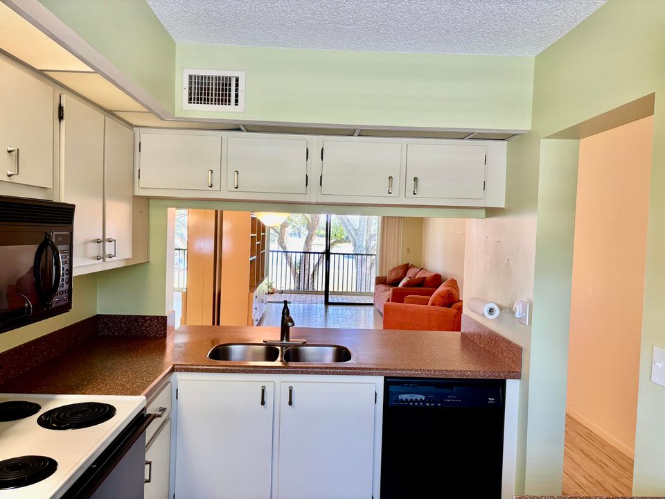 For Sale: $239,000 (2 beds, 2 baths, 1000 Square Feet)