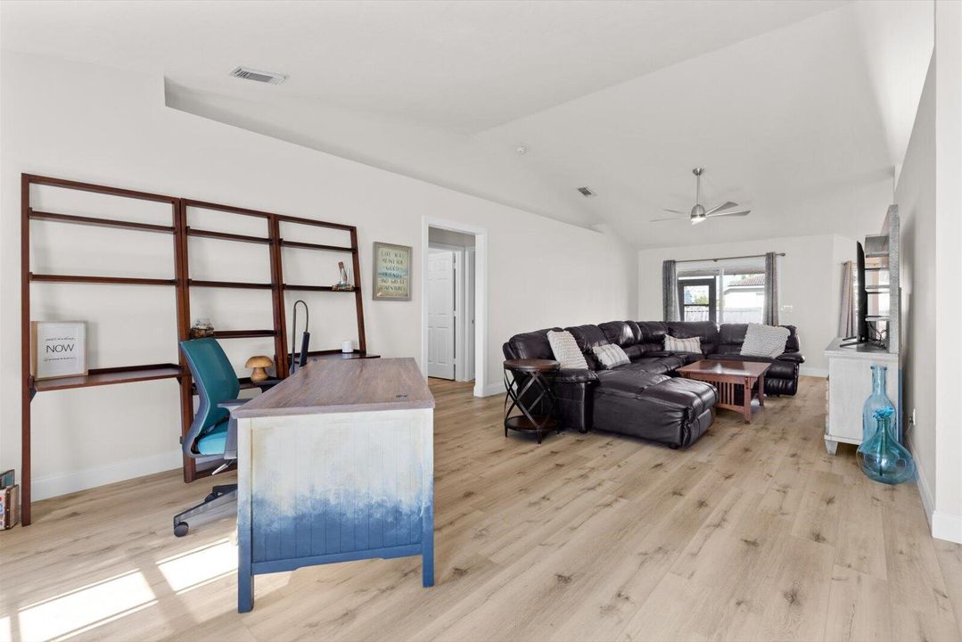 For Sale: $395,000 (3 beds, 2 baths, 1641 Square Feet)