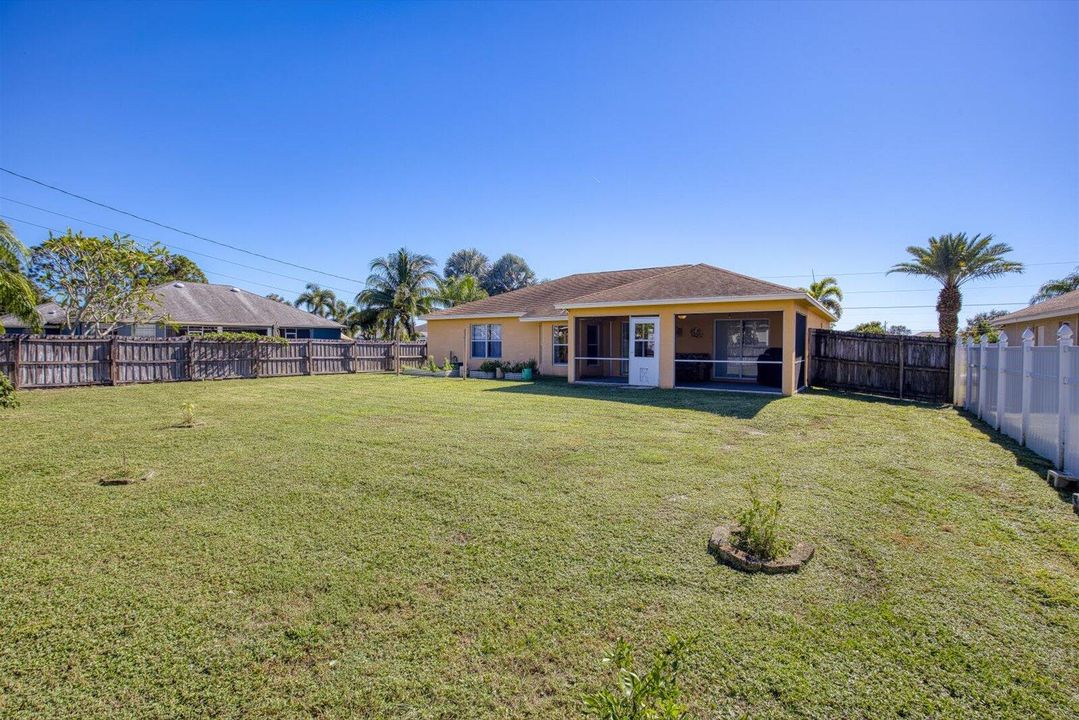 For Sale: $395,000 (3 beds, 2 baths, 1641 Square Feet)