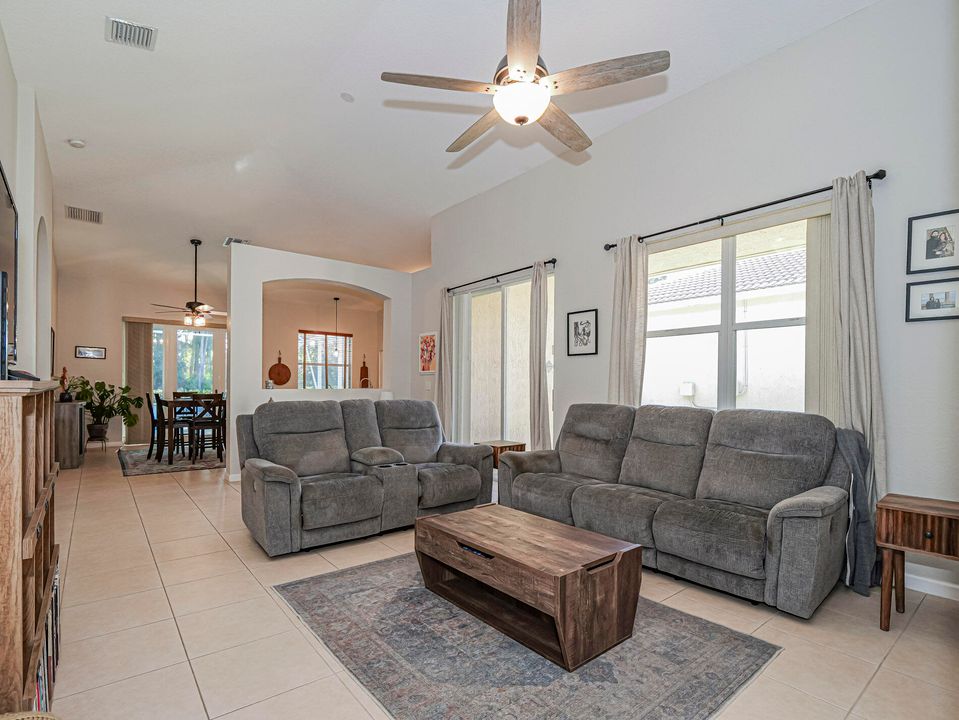 For Sale: $424,900 (3 beds, 2 baths, 1609 Square Feet)