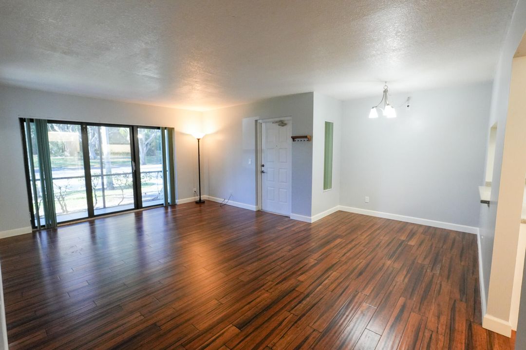 For Sale: $229,000 (2 beds, 2 baths, 1111 Square Feet)